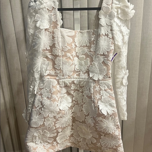 Elegant White Floral Backless Dress - Picture 7 of 9